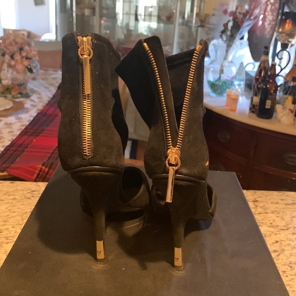 BNIB GIUSEPPE BLACK SHOE WITH GOLD ZIPPER IN BAVK AND GOLD HEEL TIP. SIZE 41 - Picture 2 of 6